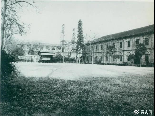 　　1927年3月18日，毛澤東出席在武昌舉行的河南武裝農(nóng)民代表大會(huì)，并作湖南農(nóng)運(yùn)狀況報(bào)告。圖為大會(huì)會(huì)場(chǎng)——武昌農(nóng)講所大操場(chǎng)。