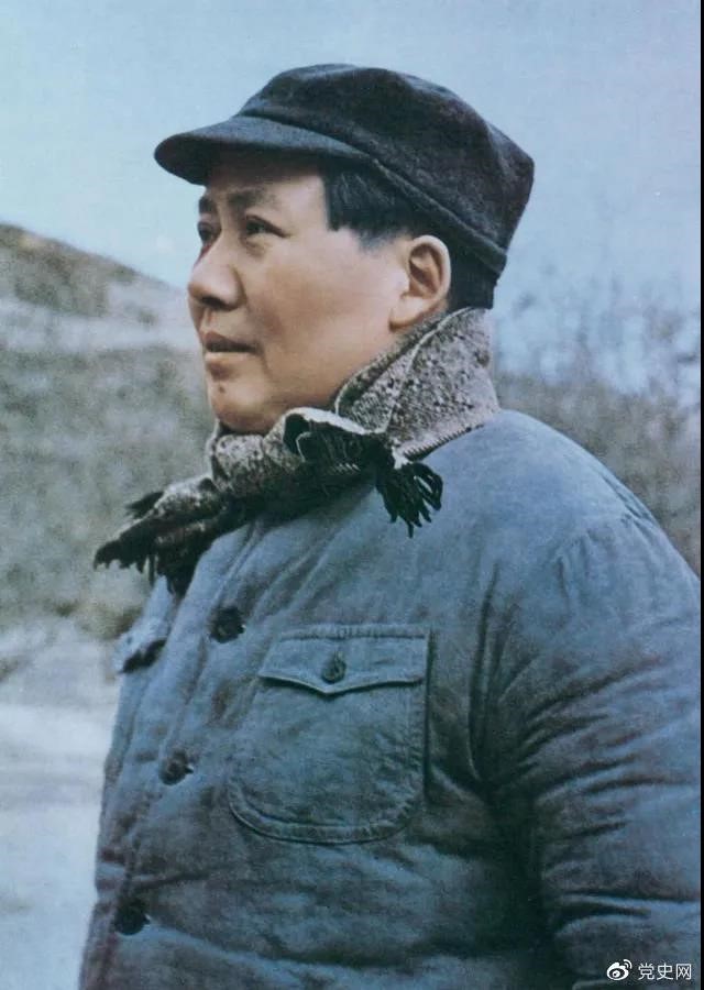 　　1947年3月18日，中共中央機(jī)關(guān)主動(dòng)撤離延安。毛澤東和周恩來、任弼時(shí)等繼續(xù)留在陜北，指揮全國(guó)人民解放戰(zhàn)爭(zhēng)。這是轉(zhuǎn)戰(zhàn)陜北前夕的毛澤東。